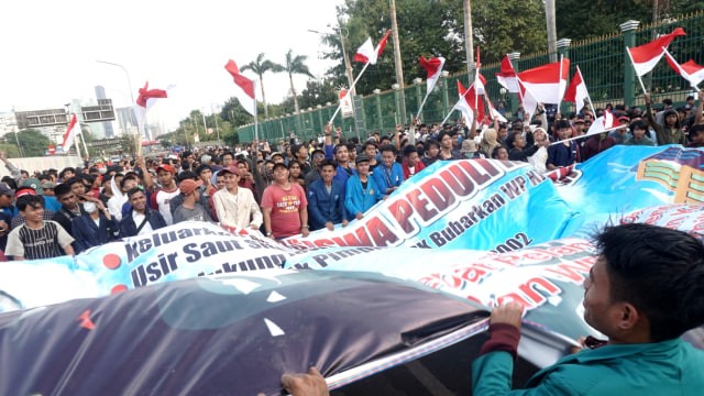 Dua Kelompok Massa Demo Terpisah di Belakang DPR