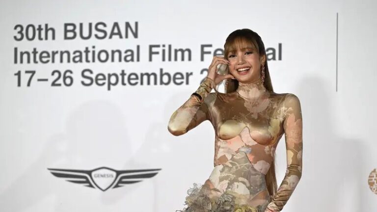 Lisa BLACKPINK Tampil Elegan dengan Dress Maison Margiela di Busan International Film Festival 2025