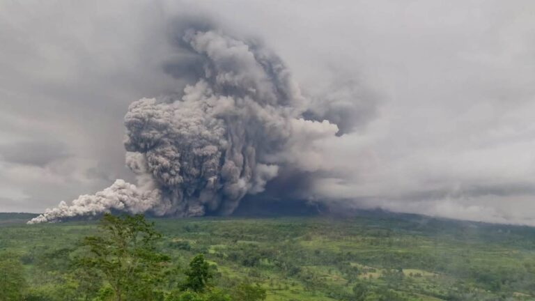 Erupsi Semeru Meningkat, Puan Minta Jalur Pendakian Ditutup Sementara