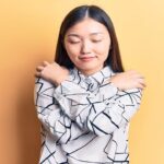 Cara Menenangkan Diri Saat Cemas dengan Teknik Butterfly Hug yang Sederhana