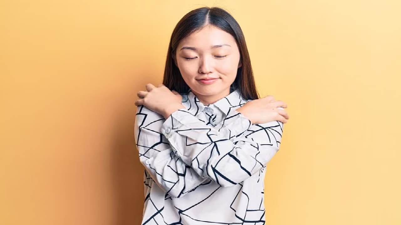 Cara Menenangkan Diri Saat Cemas dengan Teknik Butterfly Hug yang Sederhana