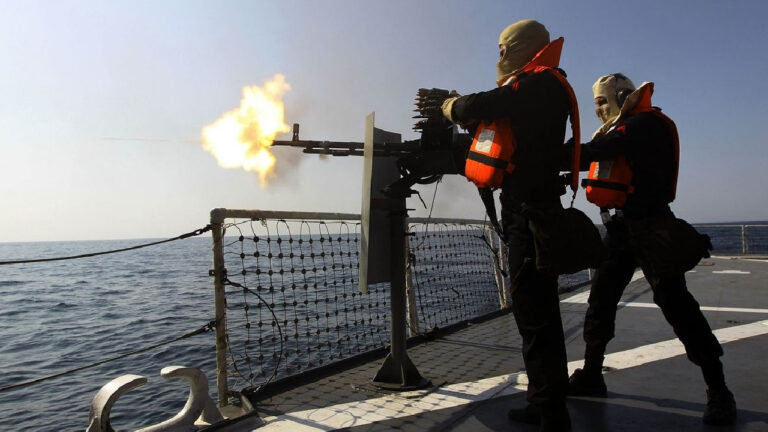 Ancaman di Selat Hormuz: Ketegangan Iran-AS Memanas, Dunia Menahan Napas
